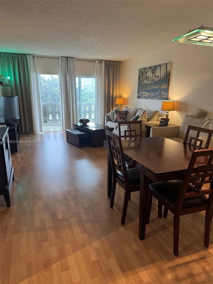 Photo of Unit 304 at 4330 Hillcrest Dr