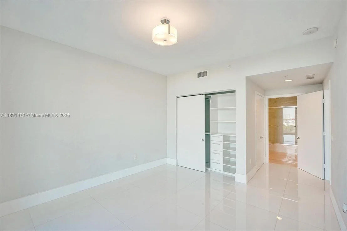 Photo of Unit 708 at 17301 Biscayne Blvd