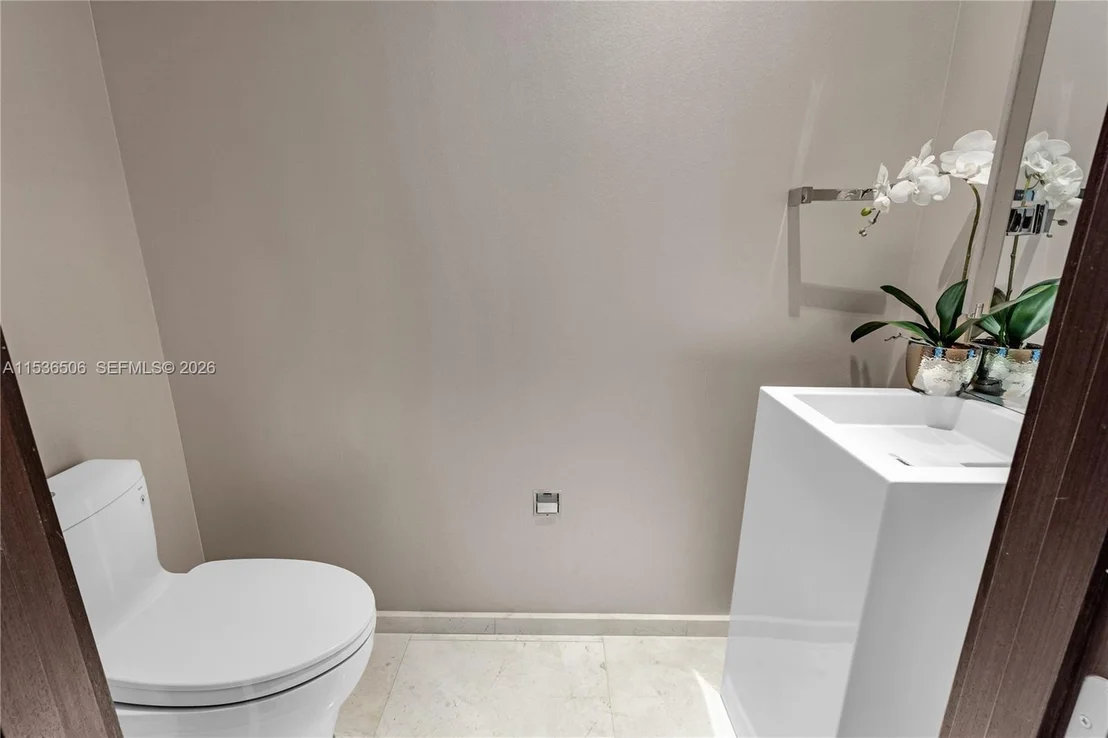 Photo of Unit 1002 at 900 Brickell Key Blvd
