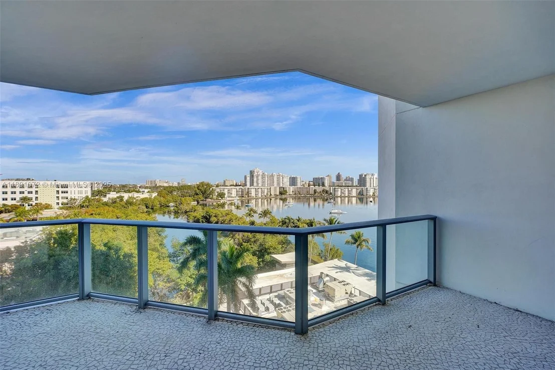 Photo of Unit 708 at 17301 Biscayne Blvd