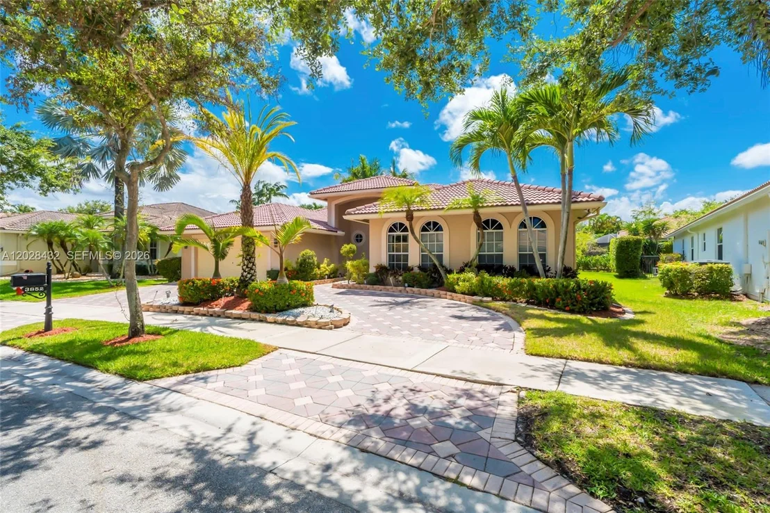 Photo of 3852 Oak Ridge Cir