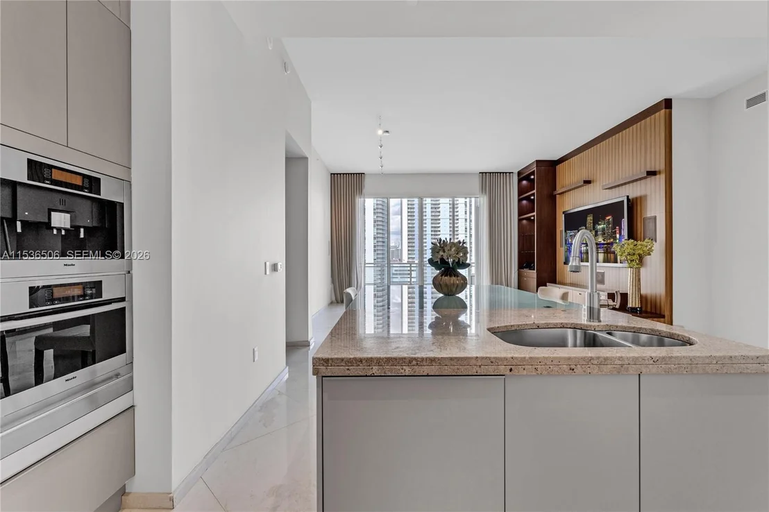 Photo of Unit 1002 at 900 Brickell Key Blvd