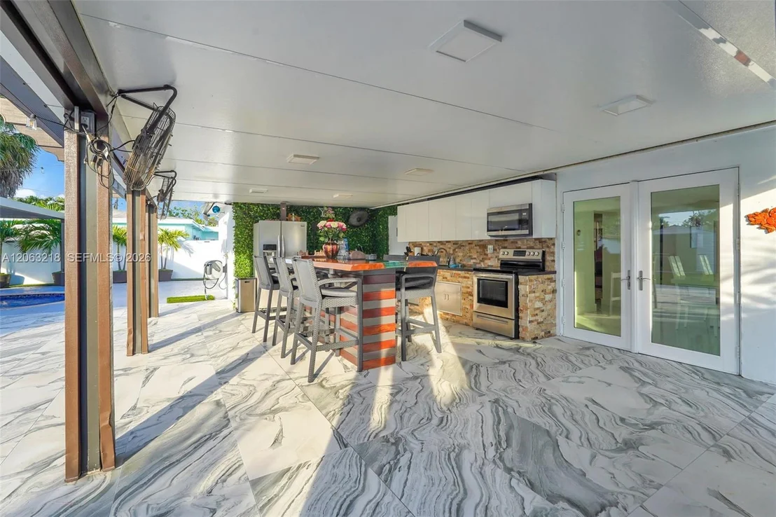 Photo of 831 E 10th Pl