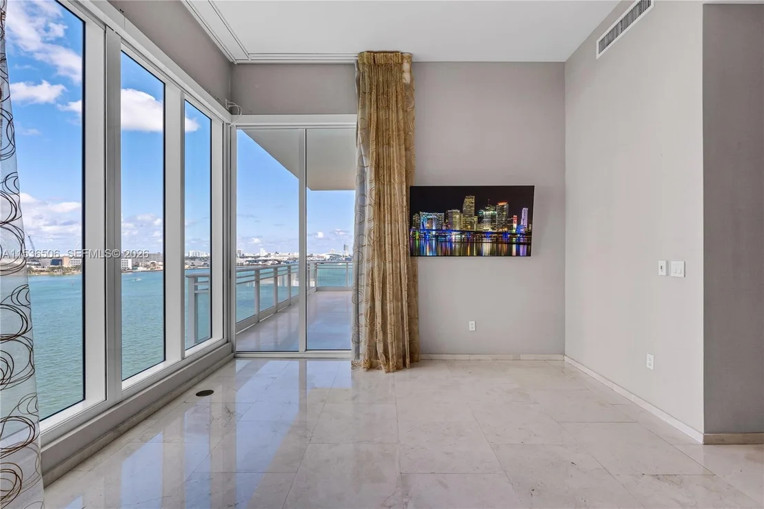Photo of Unit 1002 at 900 Brickell Key Blvd