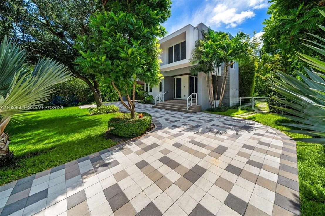 Photo of 425 Harbor Dr