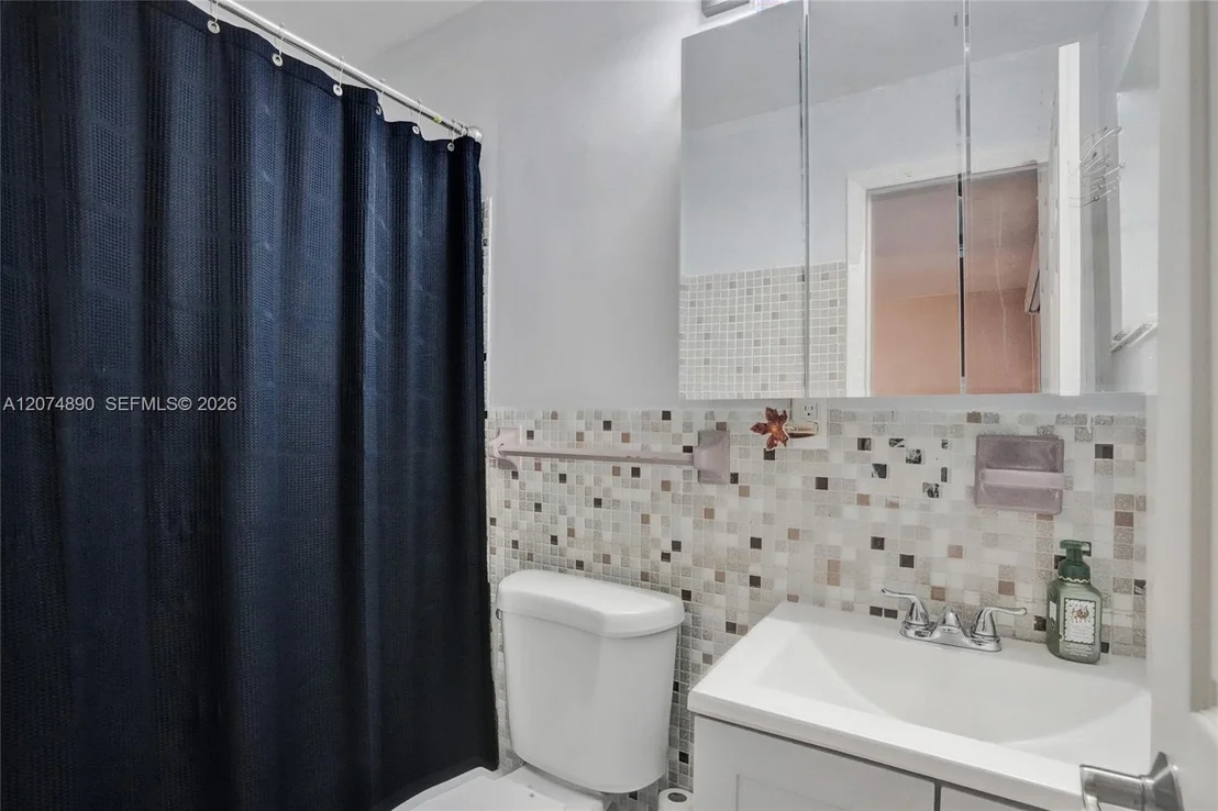 Photo of 903 W 77th St