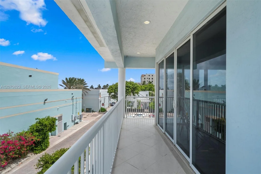 Photo of 311 N N Surf Rd