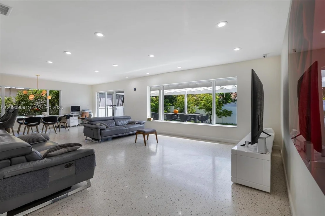 Photo of 9217 Bay Dr