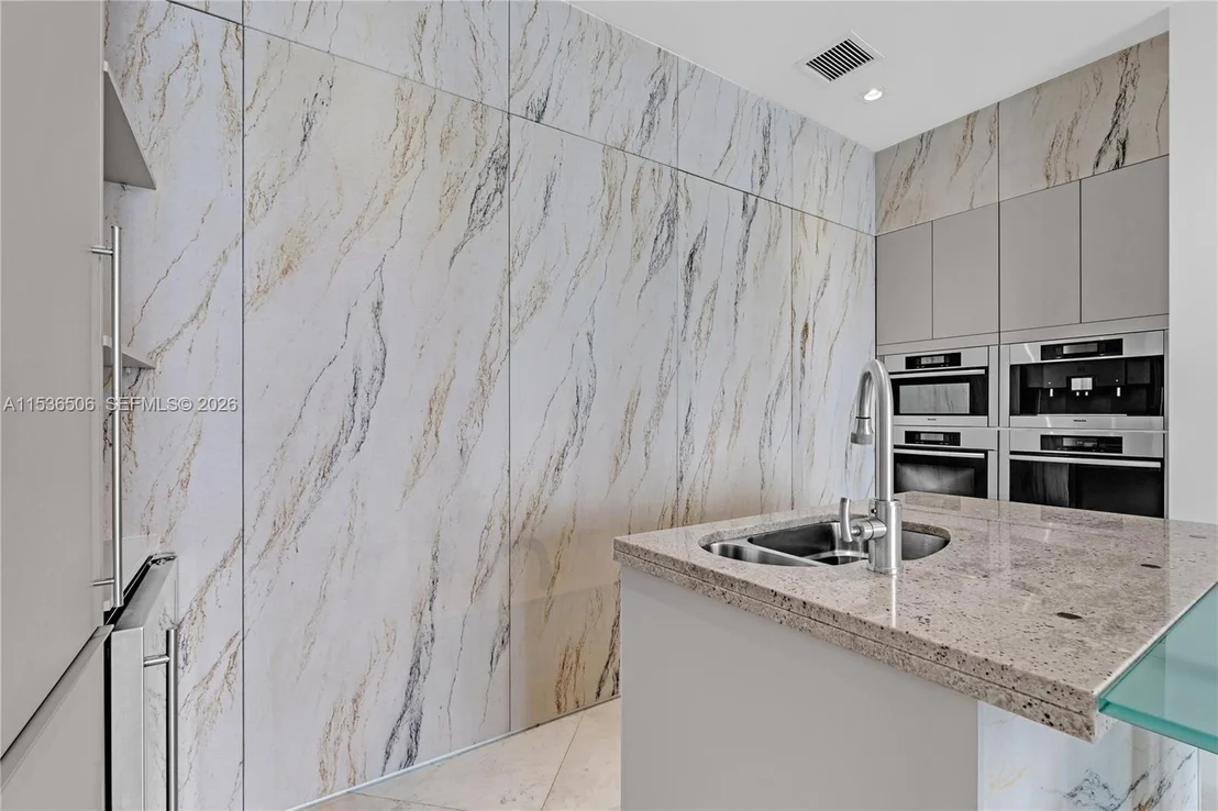 Photo of Unit 1002 at 900 Brickell Key Blvd