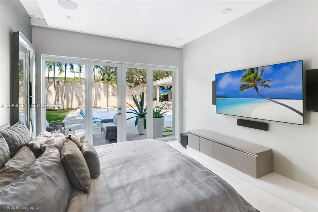 Photo of 137 W Shore Dr