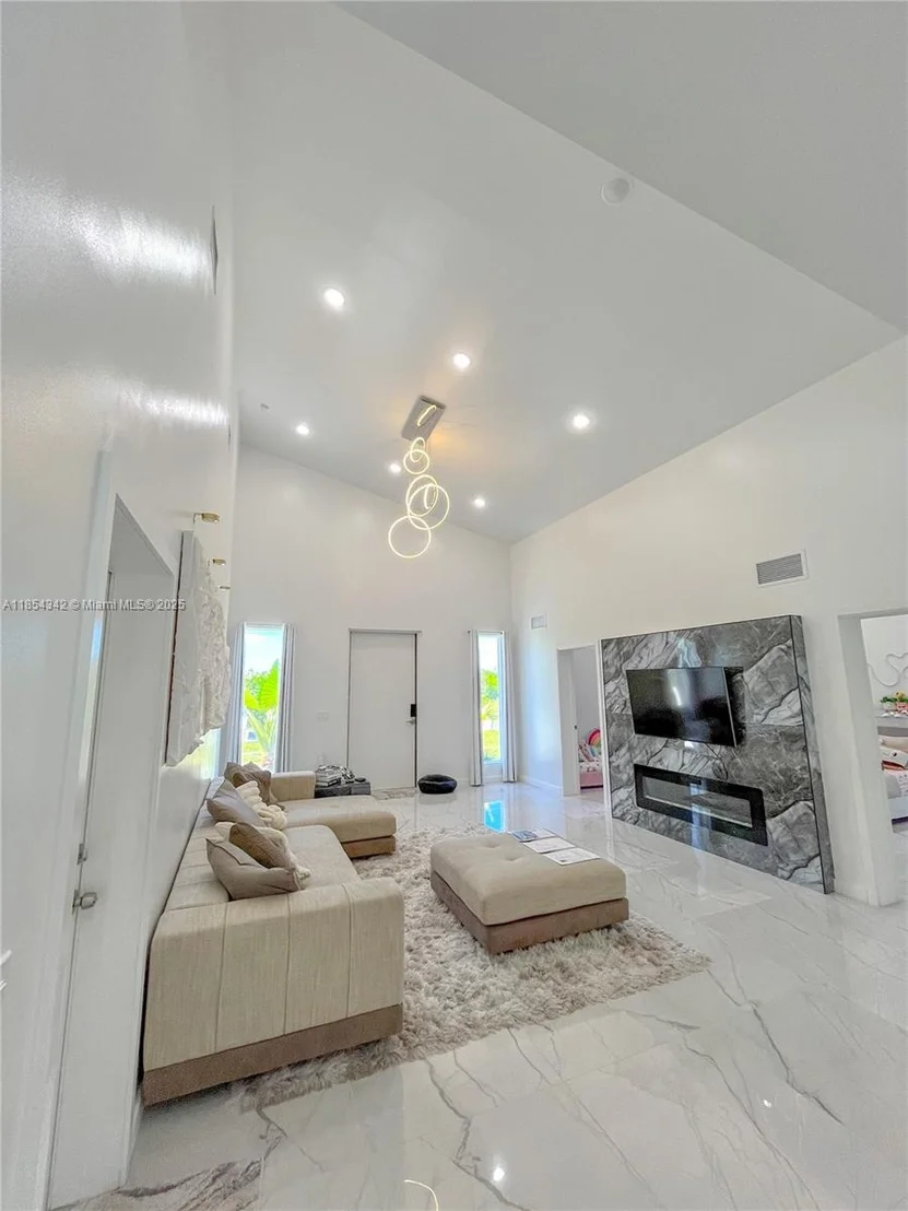 Photo of 395 Pace Avenue