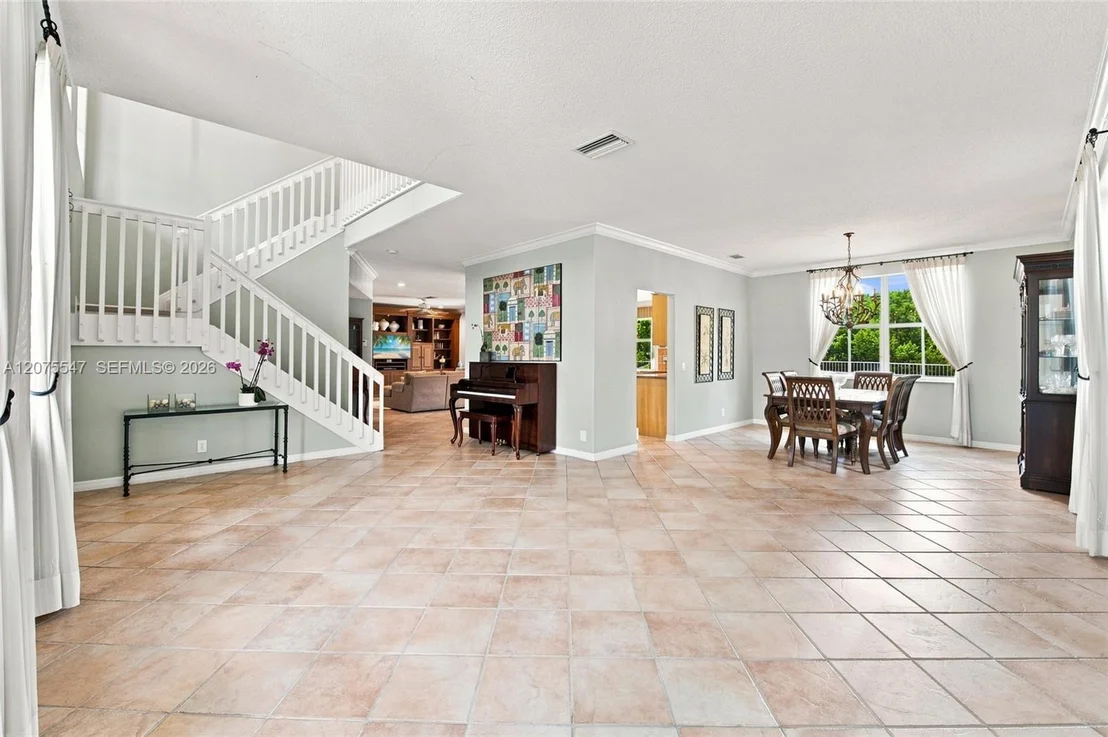 Photo of 861 Crestview Cir