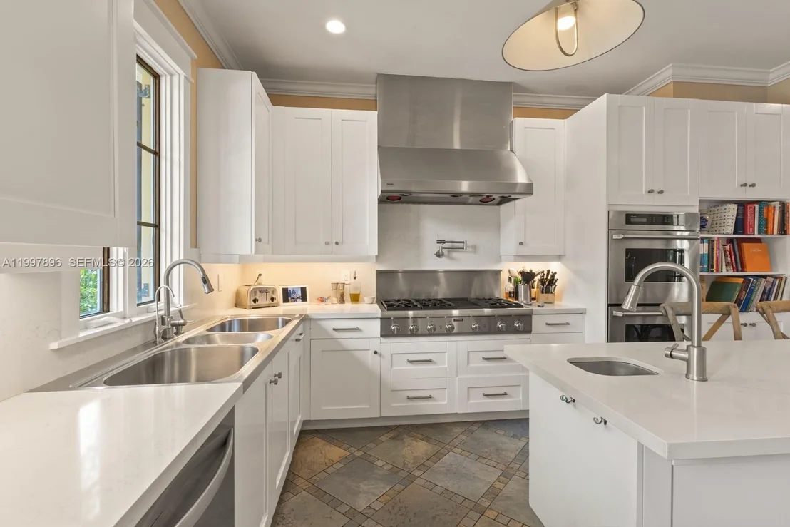 Photo of 685 Harbor Ln