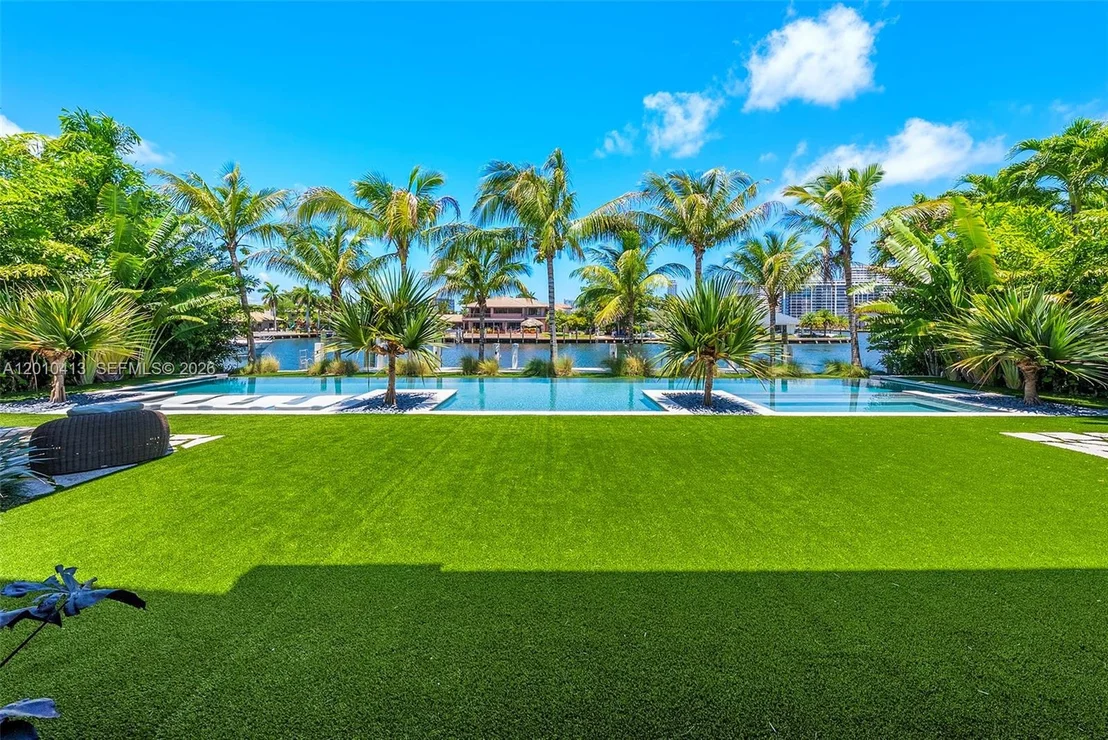 Photo of 110 Holiday Dr