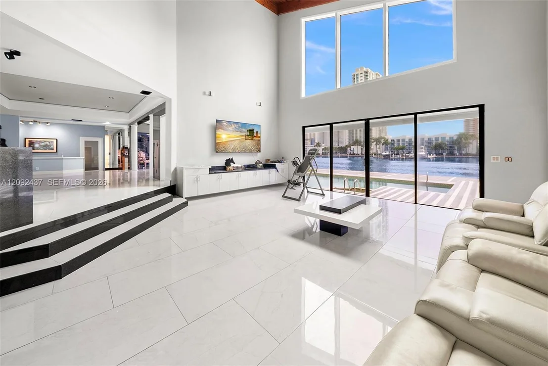 Photo of 507 Palm Dr