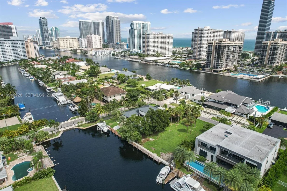 Photo of 606 Palm Dr