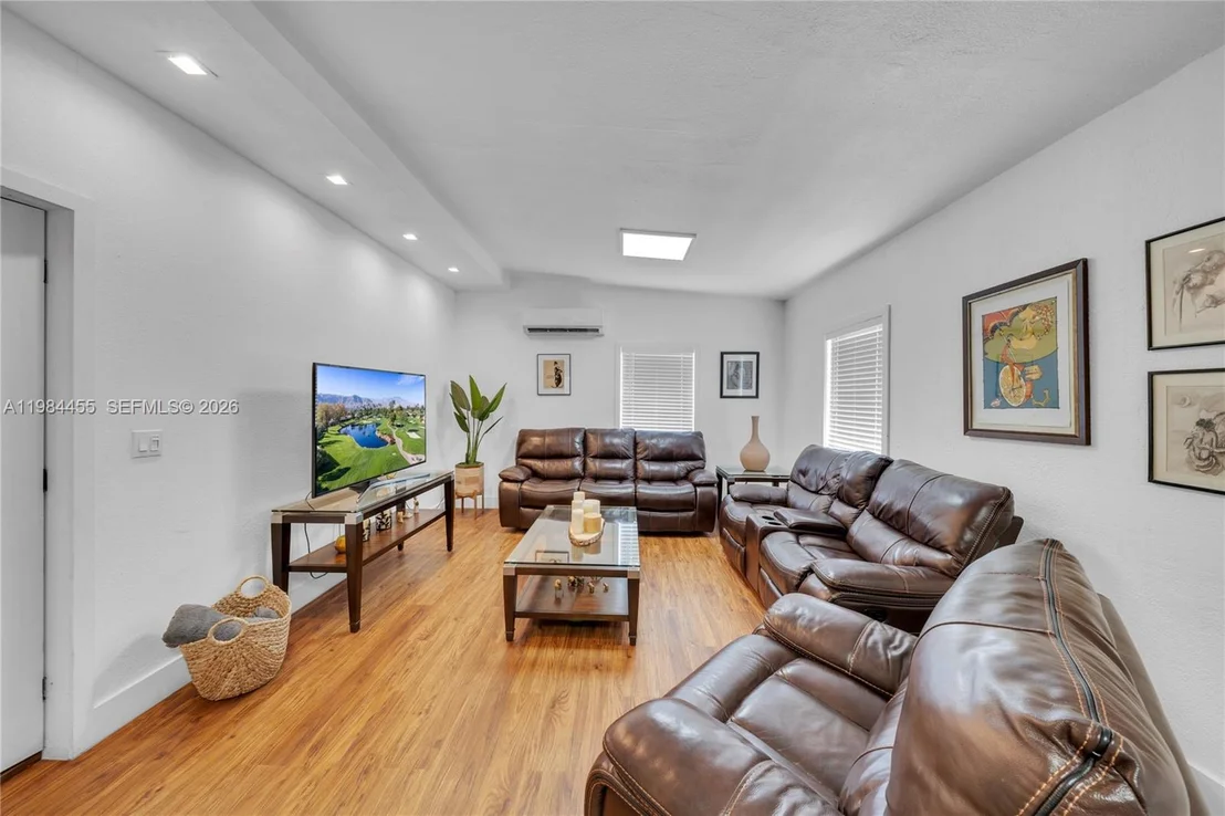 Photo of 213 W 20th St