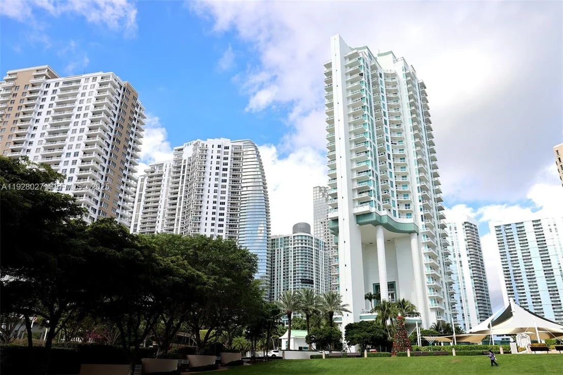Photo of Unit 2002 at 900 Brickell Key Blvd