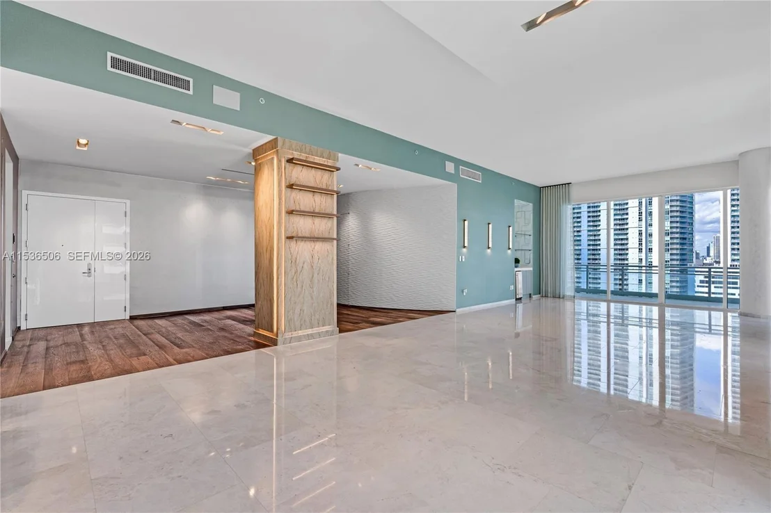Photo of Unit 1002 at 900 Brickell Key Blvd