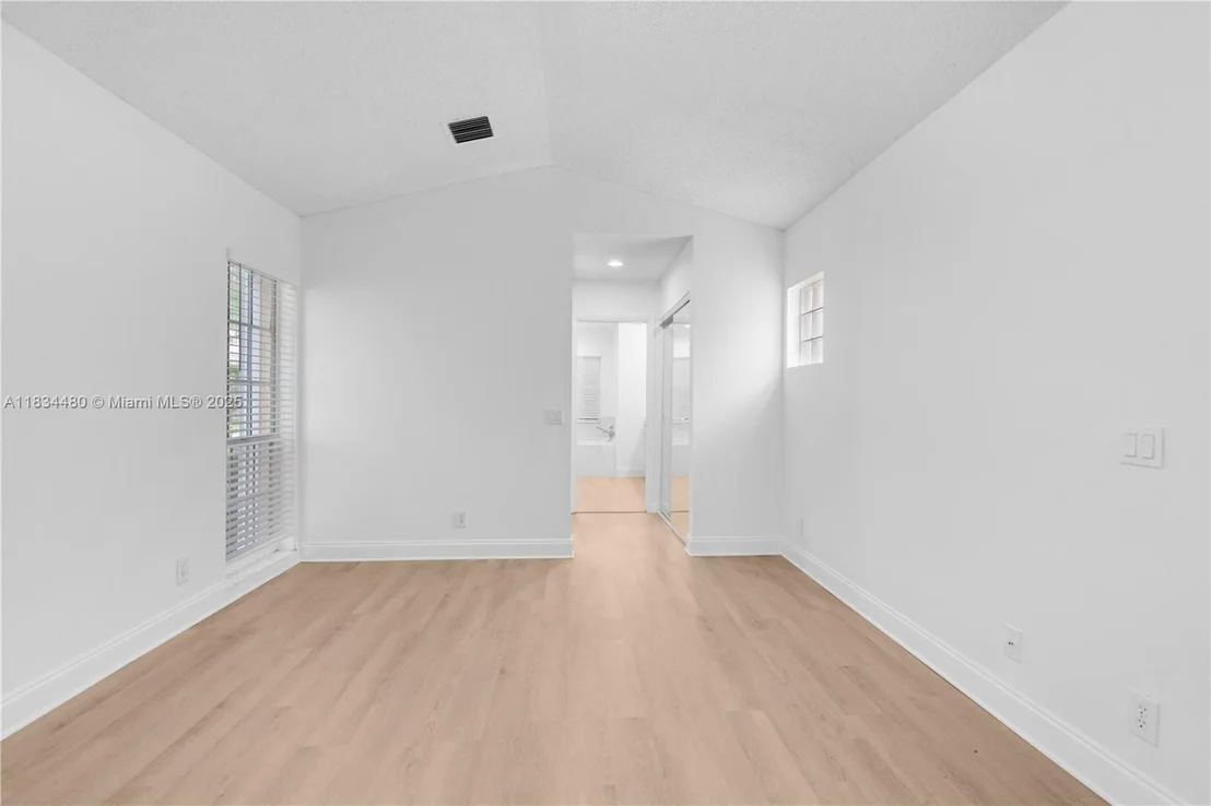 Photo of 1525 Seabay Rd