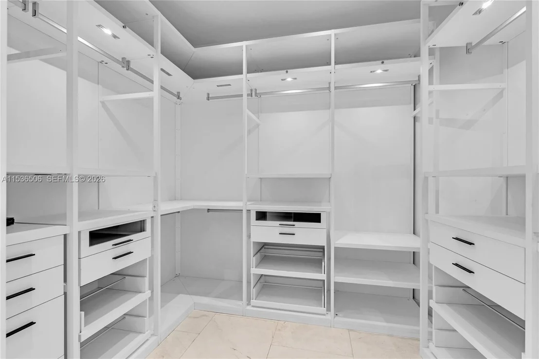 Photo of Unit 1002 at 900 Brickell Key Blvd