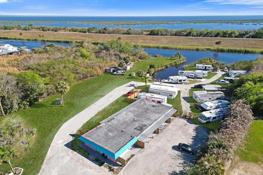 Photo of Unit 10 at 1421 NE US Highway 441