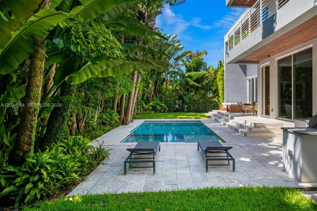 Photo of 425 Harbor Dr