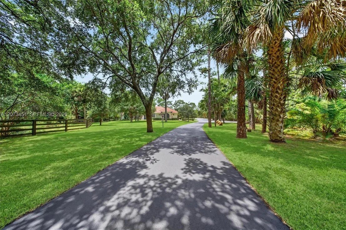 Photo of 1215 Stallion Dr