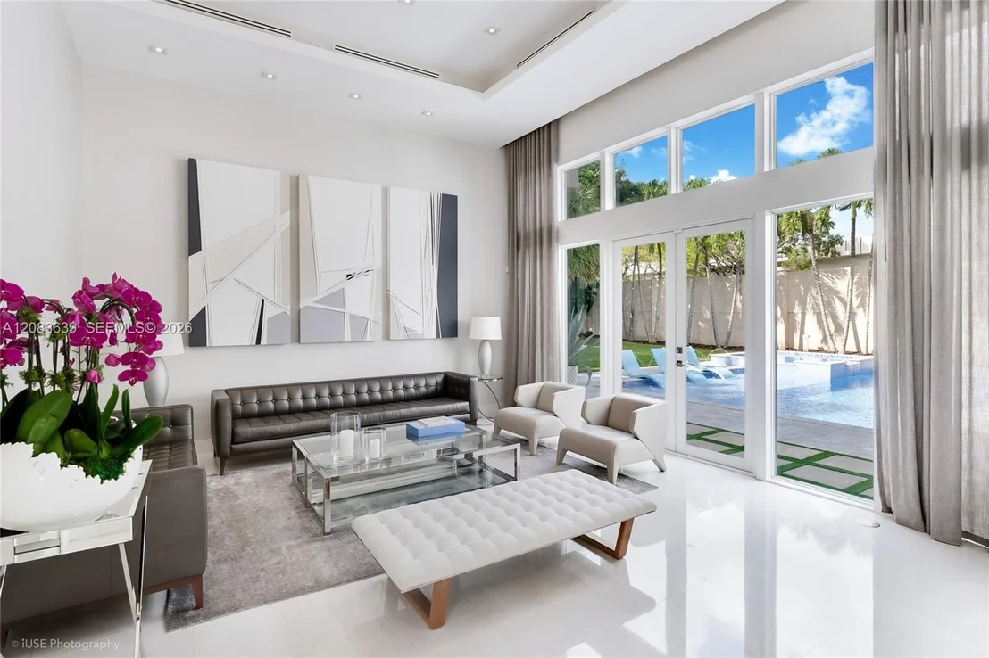 Photo of 137 W Shore Dr