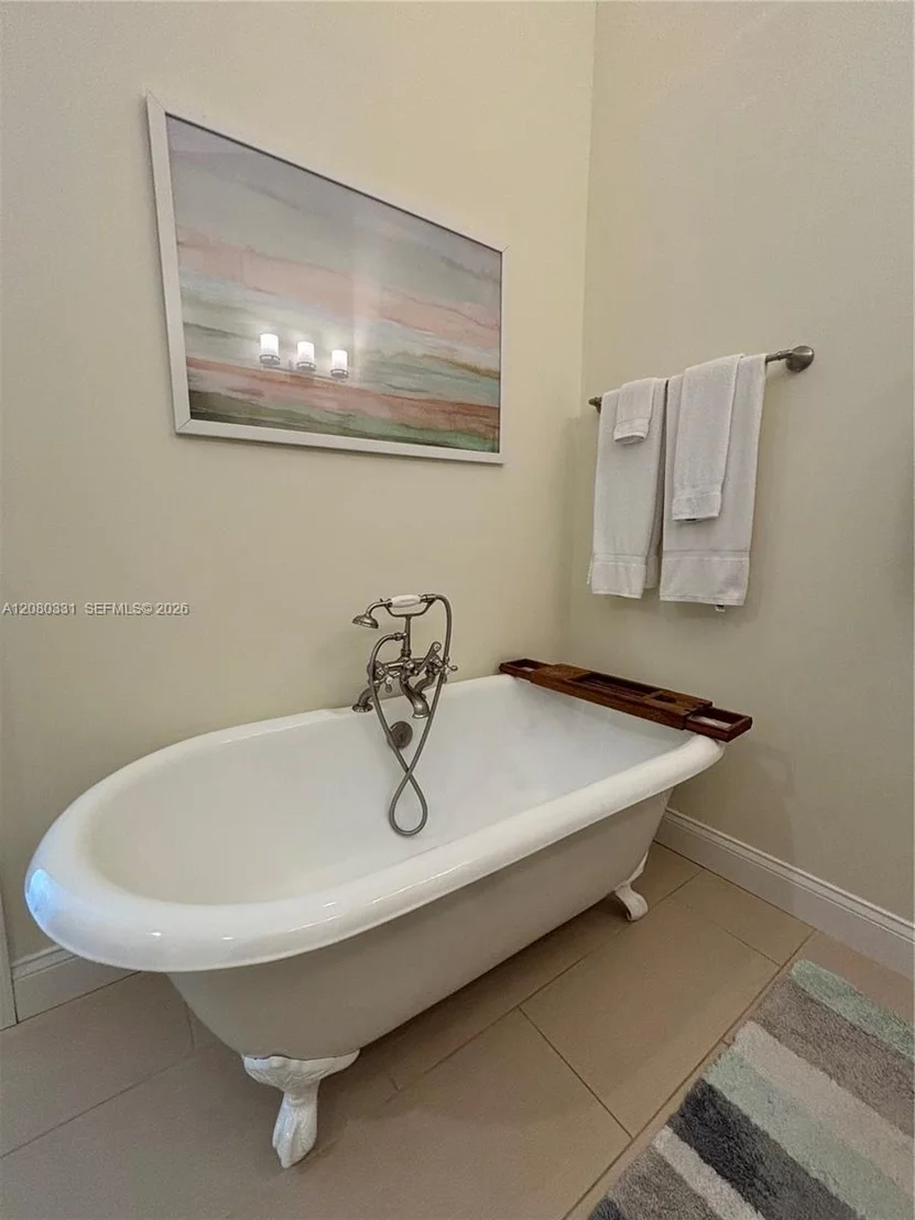 Photo of 102 Venetian Dr