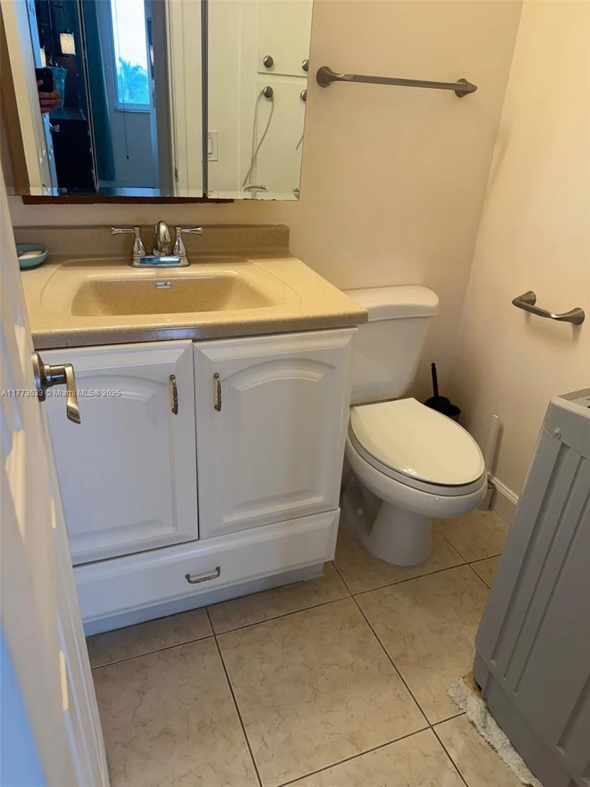 Photo of Unit 304 at 4330 Hillcrest Dr