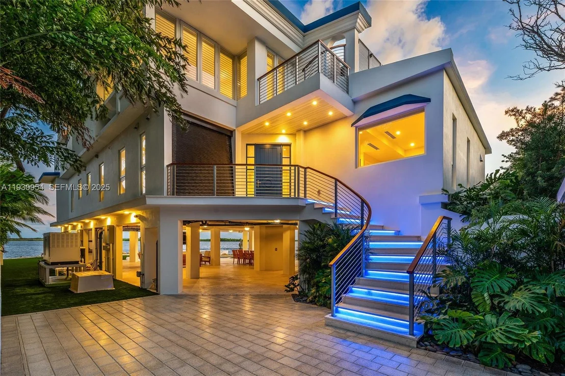 Photo of 180 Pompano Dr