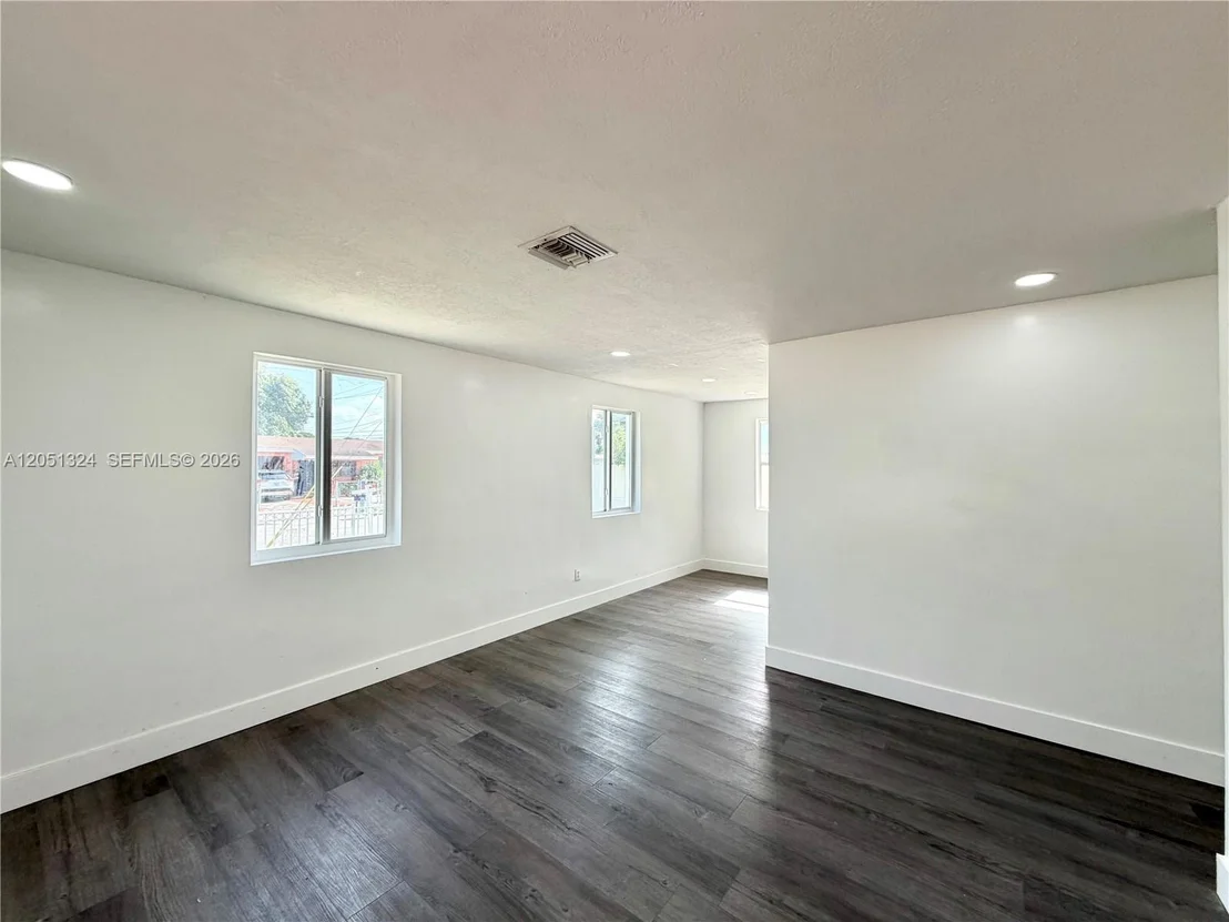 Photo of 685 SE Park Dr