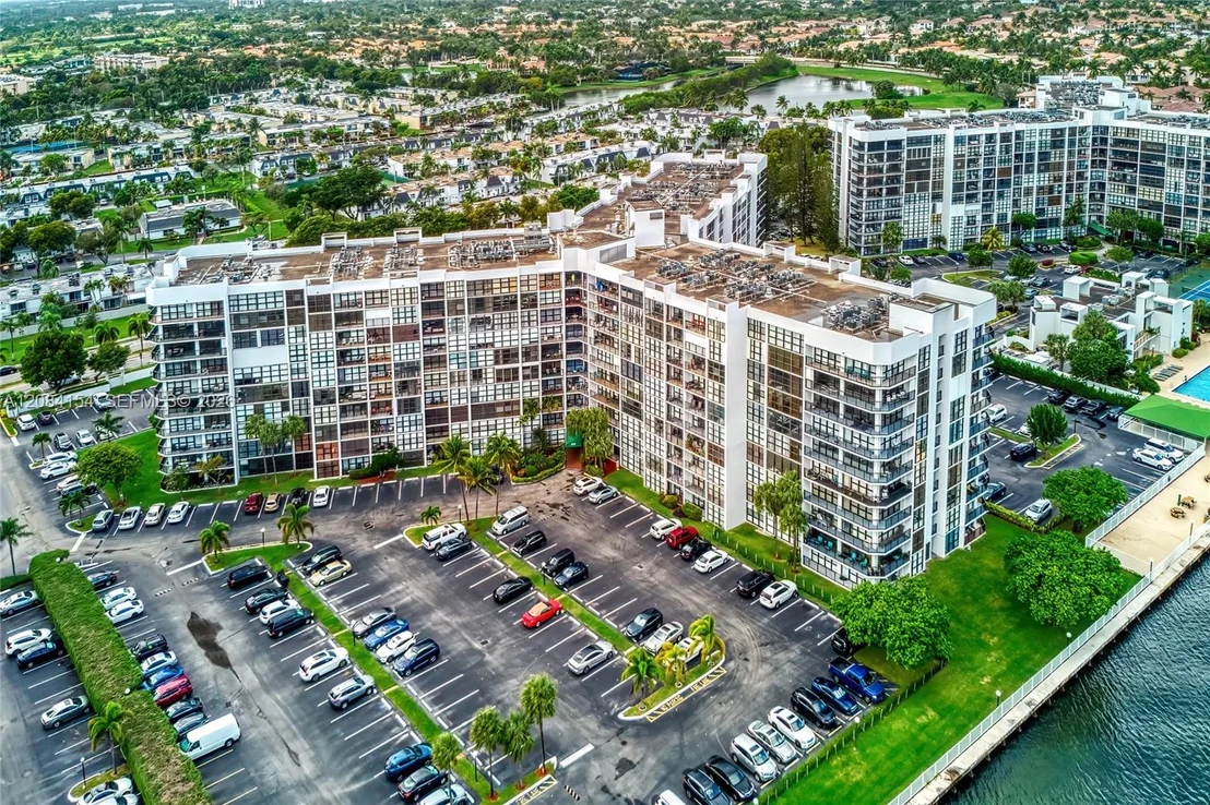 Photo of Unit 901 at 800 Parkview Dr