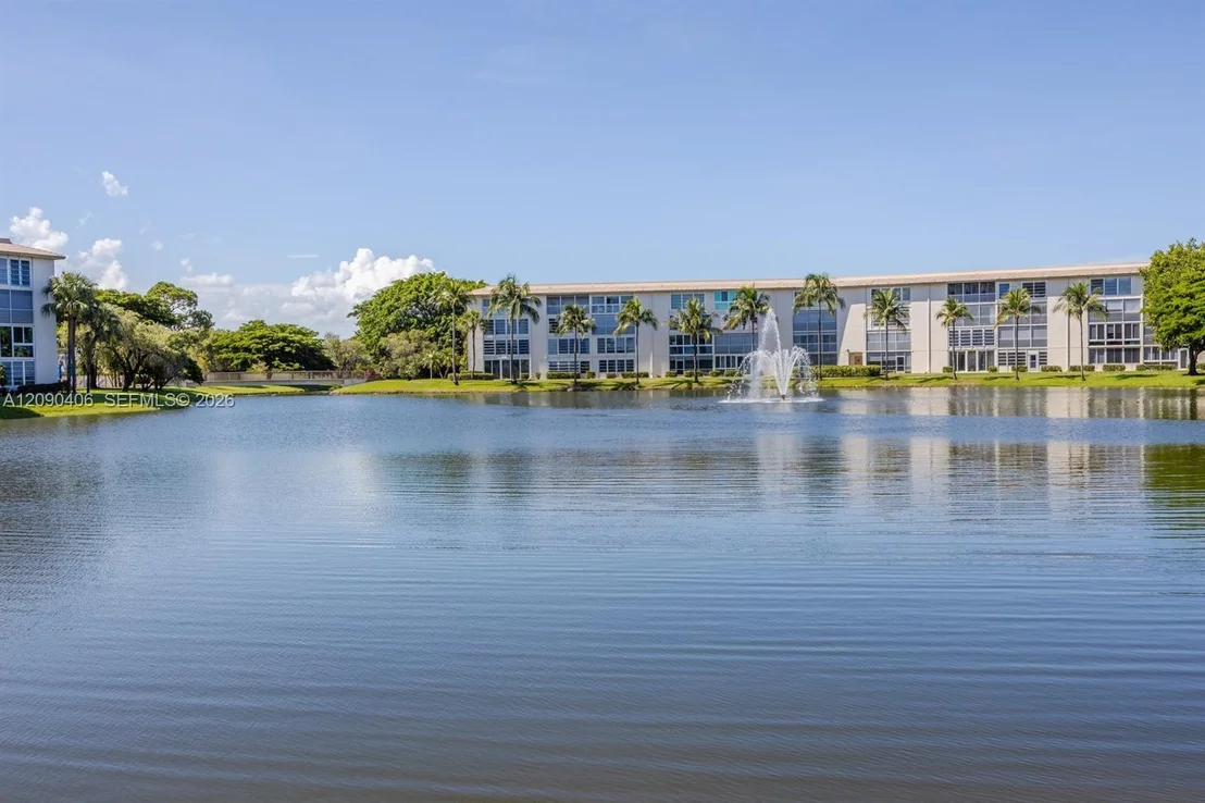 Photo of Unit D4 at 1902 Bermuda Cir