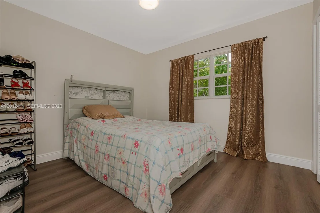Photo of 395 W 39th Pl