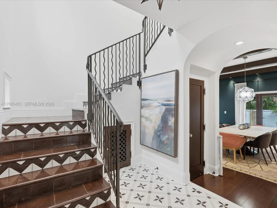 Photo of 421 Sarto Ave