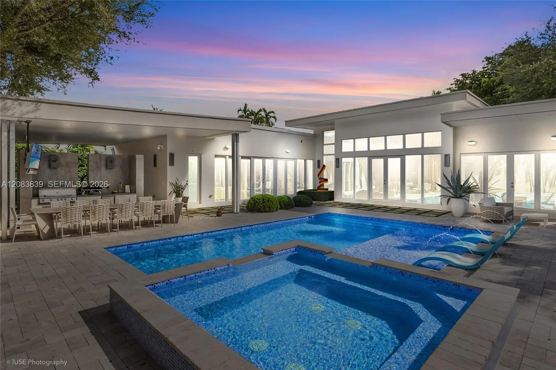 Photo of 137 W Shore Dr