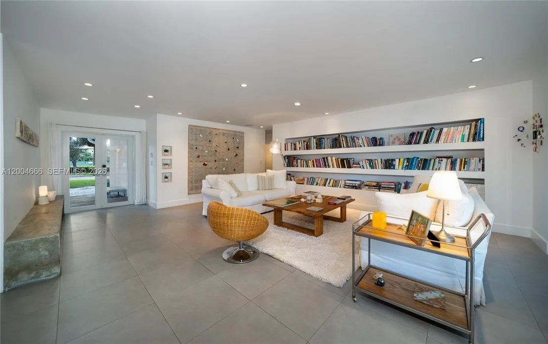 Photo of 861 Harbor Dr
