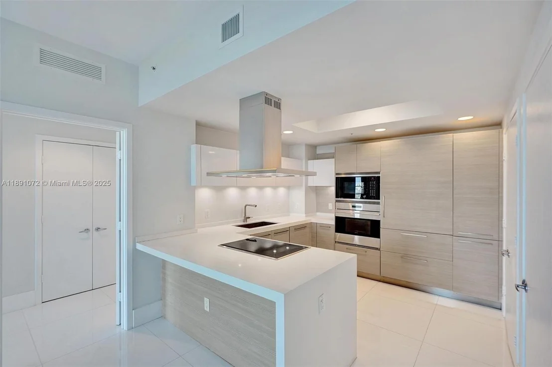 Photo of Unit 708 at 17301 Biscayne Blvd