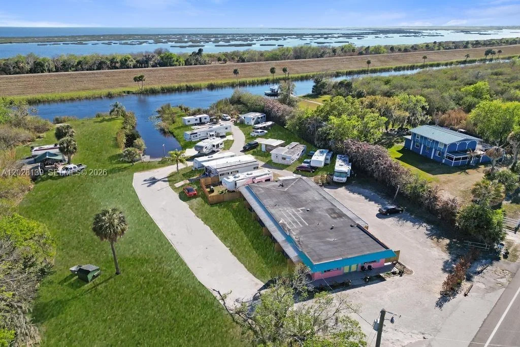 Photo of Unit 10 at 1421 NE US Highway 441