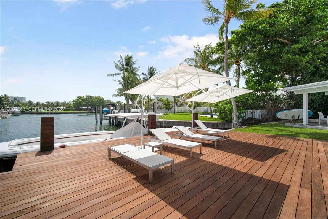 Photo of 861 Harbor Dr
