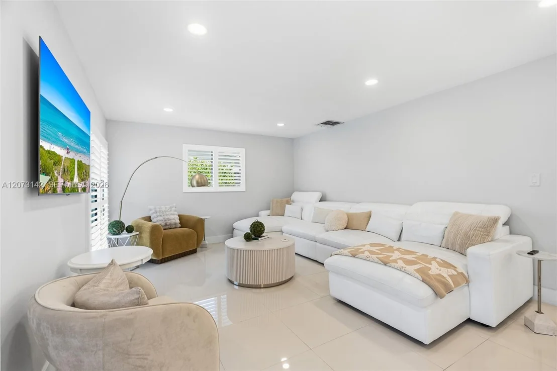 Photo of 932 Bird Rd