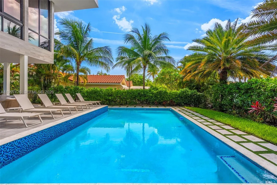 Photo of 521 Holiday Dr