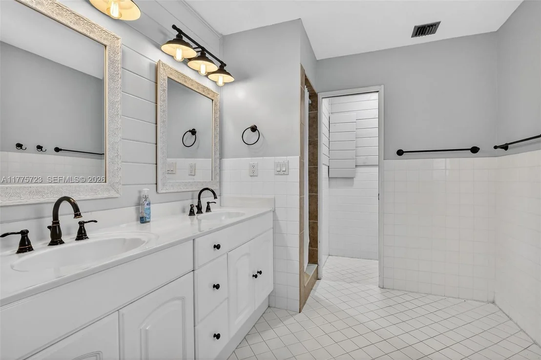 Photo of 217 SE 5th St