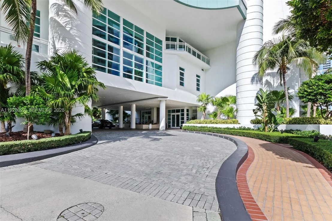 Photo of Unit 2002 at 900 Brickell Key Blvd