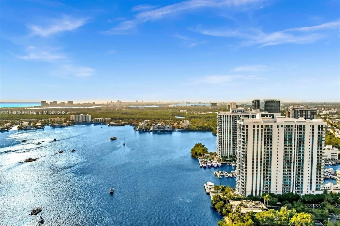 Photo of Unit 708 at 17301 Biscayne Blvd