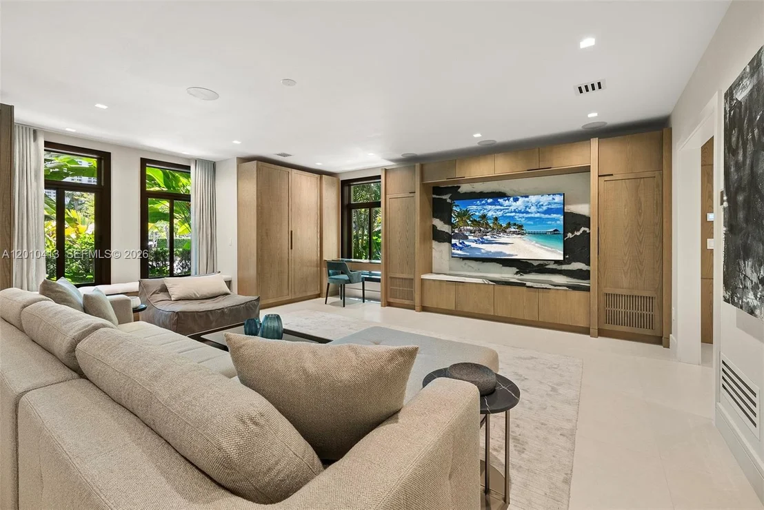 Photo of 110 Holiday Dr