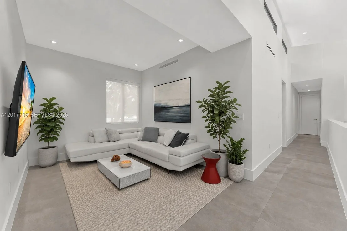Photo of 10 Samana Dr