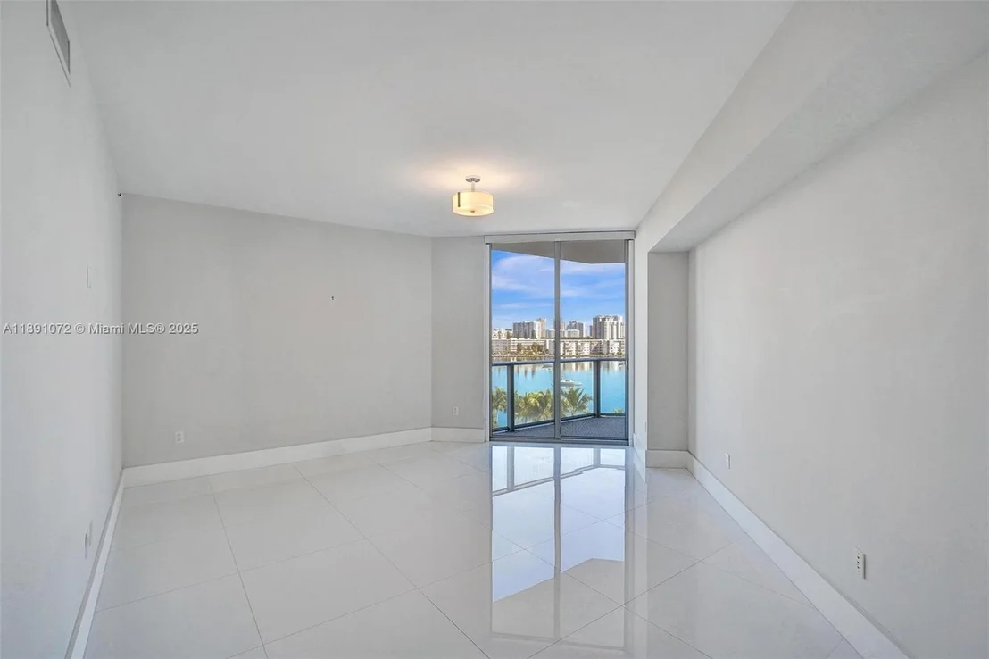 Photo of Unit 708 at 17301 Biscayne Blvd